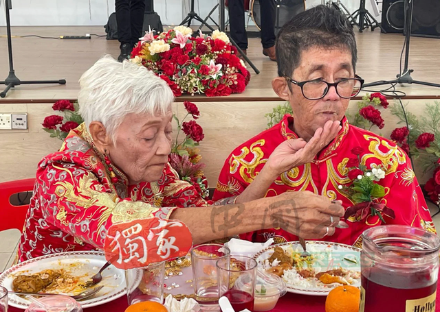 Cụ ông 67 kết hôn với cụ bà 91 tuổi sau 3 tháng hẹn hò - Ảnh 1.