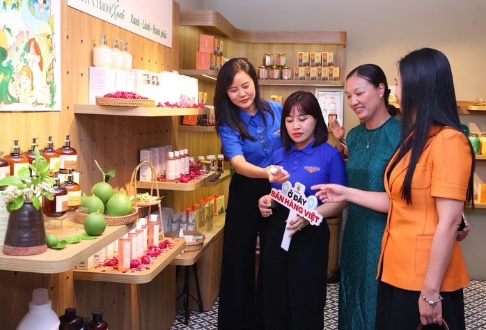 Hàng Việt thu hút giới trẻ tại Tràng Tiền trong chương trình Sức sống hàng Việt 2026 - Ảnh 1. Hàng Việt thu hút giới trẻ tại Tràng Tiền trong chương trình Sức sống hàng Việt 2026 - Ảnh 1.