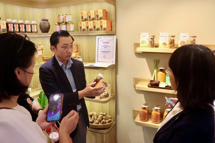 Hàng Việt thu hút giới trẻ tại Tràng Tiền trong chương trình Sức sống hàng Việt 2026 - Ảnh 2. Hàng Việt thu hút giới trẻ tại Tràng Tiền trong chương trình Sức sống hàng Việt 2026 - Ảnh 2.