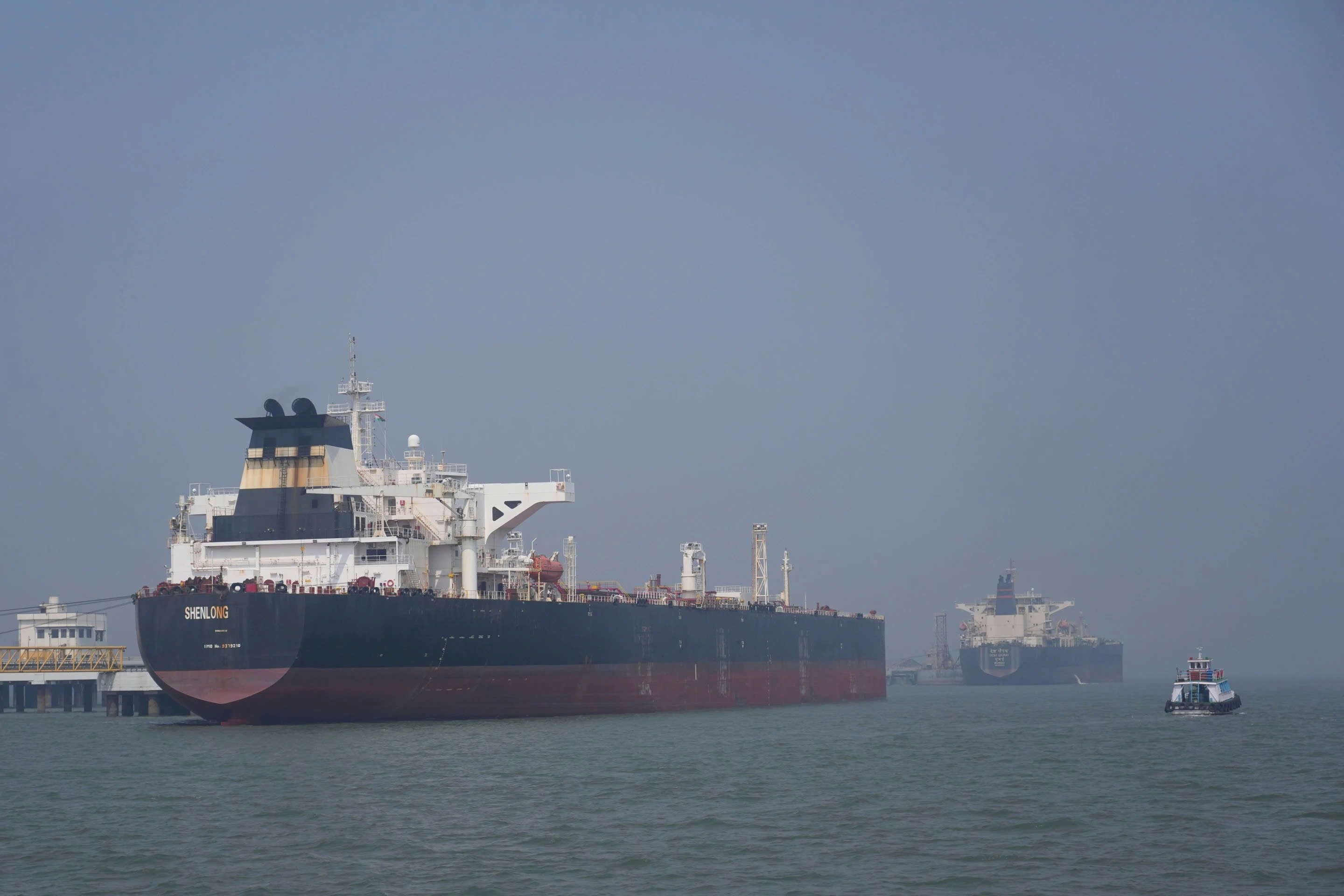 Tàu chở dầu Shenlong Suezmax mang cờ Liberia vượt qua eo biển Hormuz. (Ảnh: AP)