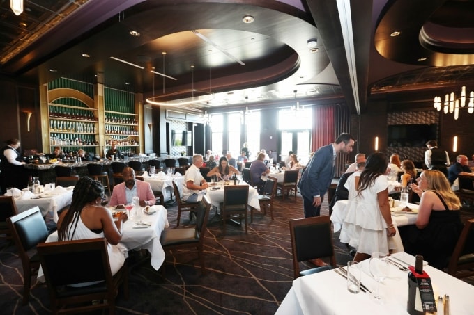Phòng ăn tại một nhà hàng Ruths Chris. Ảnh: People.