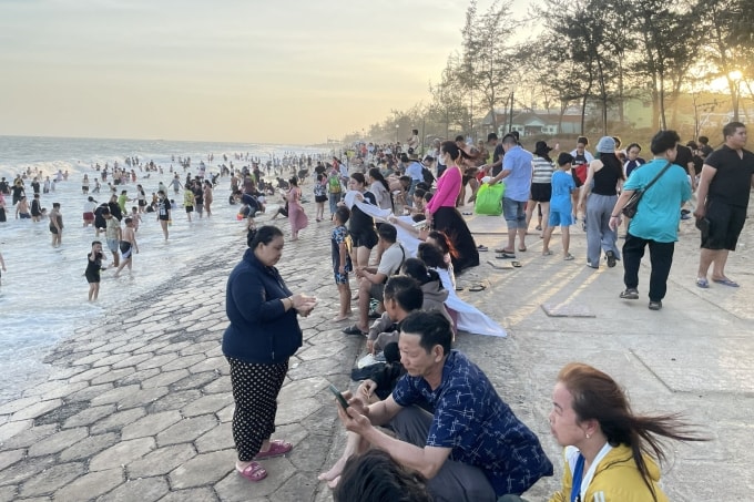 Hàng nghìn du khách đổ về bãi biển Đồi Dương, phường Phan Thiết, tỉnh Lâm Đồng vui chơi tắm biển, chiều mùng 4 Tết. Ảnh: Việt Quốc