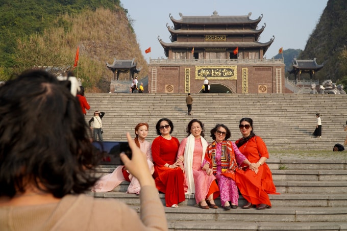 Du khách check in Đài Kính Thiên, Tràng An, Ninh Bình. Ảnh: Lê Hoàng