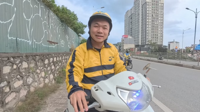 Triệu Xuân Ninh, 23 tuổi, quê Lạng Sơn chạy xe công nghệ tại Hà Nội, năm 2023. Ảnh: Nhân vật cung cấp