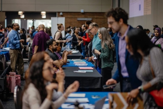 Hội chợ việc làm ở Chicago tháng 6/2025 thu hút đông lao động tham gia. Ảnh:WSJ