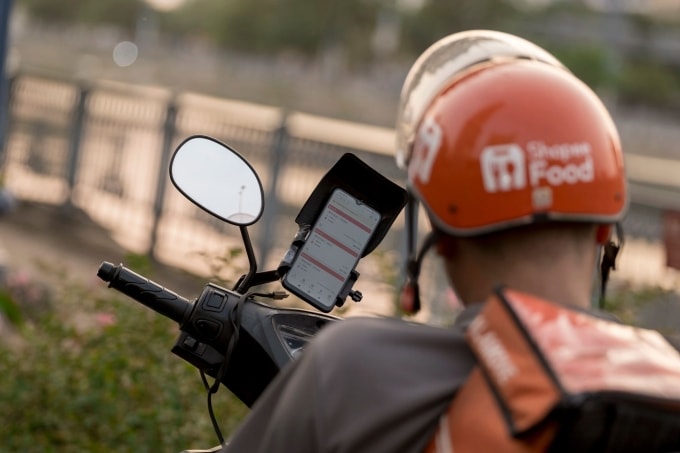 Một tài xế công nghệ đang đợi cuốc xe. Ảnh: Hoàng Việt