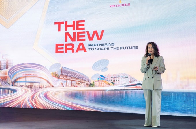 Bà Phạm Thị Thu Hiền - Tổng giám đốc Vincom Retail - chia sẻ chiến lược phát triển công ty. Ảnh: Vincom Retail