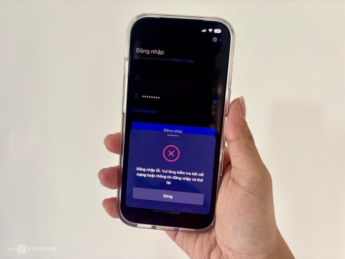 Người dùng đang đăng nhập vào ứng dụng ONUS nhưng được thông báo lỗi. Ảnh: Tất Đạt