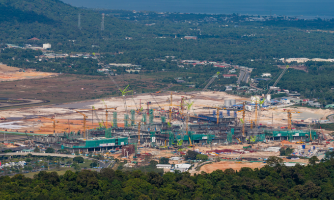 Công trường thi công dự án mở rộng sân bay Phú Quốc. Ảnh: SPA