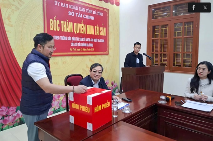 Khách hàng bỏ phiếu tham gia bốc thăm mua vàng, sáng 12/3. Ảnh: Hùng Lê