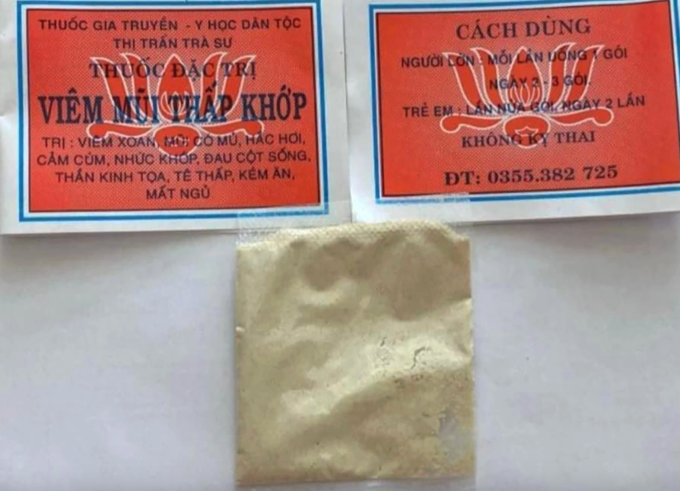 Một gói thuốc bột dùng để chữa đau khớp được bệnh nhân mua trên mạng. Ảnh: Hùng Lê