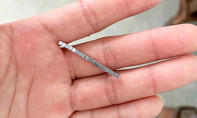 Các viên nam châm trong bộ đồ chơi nam châm xếp hình mà trẻ chơi tại nhà. Ảnh: Gia đình cung cấp