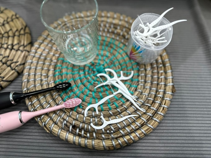 Vệ sinh răng miệng đúng cách giúp ngăn sỏi amidan. Ảnh: Anh Chi