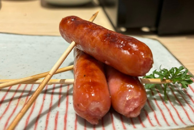 Thịt chế biến sẵn nhiều muối, chất bảo quản. Ảnh: Anh Chi