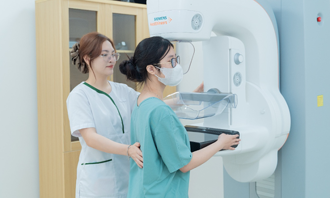 Một bệnh nhân chụp nhũ ảnh tầm soát ung thư vú. Ảnh: Loan Trần