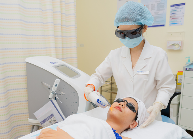 Bác sĩ sử dụng IPL để điều trị sạm nám, đốm nâu cho cô gái trẻ. Ảnh minh họa: Phòng khám Đa khoa Tâm Anh Quận 7