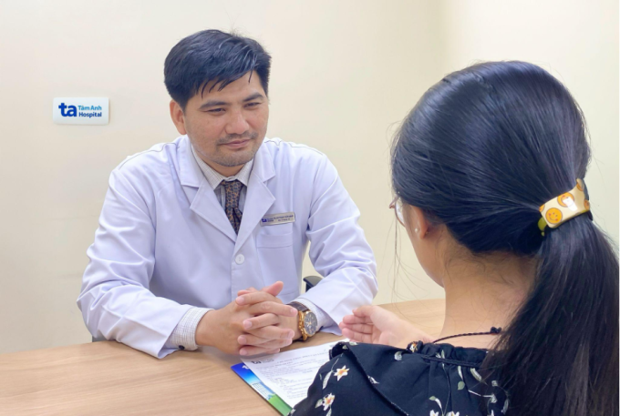 Bác sĩ Mạnh tư vấn cho người bệnh. Ảnh: Bệnh viện Đa khoa Tâm Anh