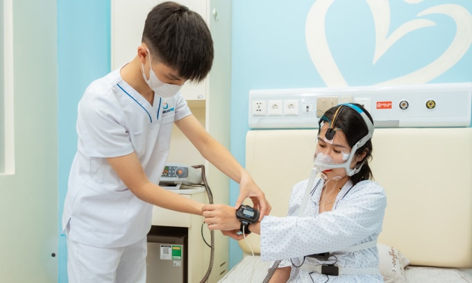 Điều dưỡng thực hiện đo đa ký giấc ngủ cho người bệnh. Ảnh: Vương Trang