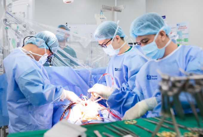 Bác sĩ phẫu thuật sửa van hai lá cho bệnh nhân. Ảnh: Bệnh viện Đa khoa Tâm Anh