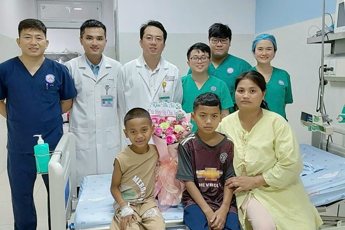 Hai bệnh nhi điều trị tại Bệnh viện Phụ sản - Nhi Đà Nẵng được xuất viện ngày 21/3. Ảnh: Minh Hiền