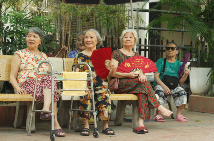 Người cao tuổi sống trong một viện dưỡng lão ở Lĩnh Nam, Hà Nội. Ảnh: Phan Dương