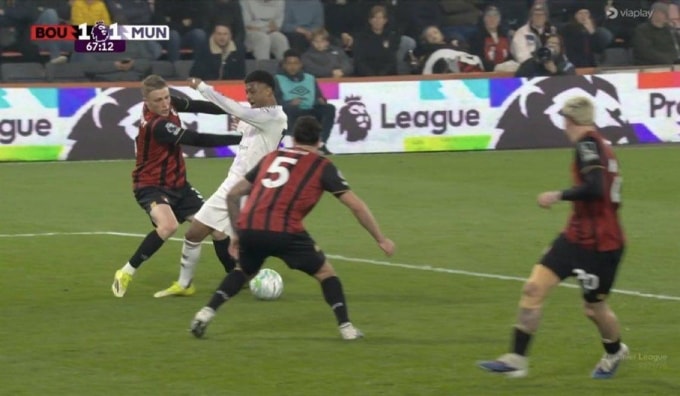 Tình huống Amad Diallo va chạm với Adrien Truffert và ngã trong vòng cấm, nhưng Man Utd không được hưởng phạt đền. Ảnh: chụp màn hình