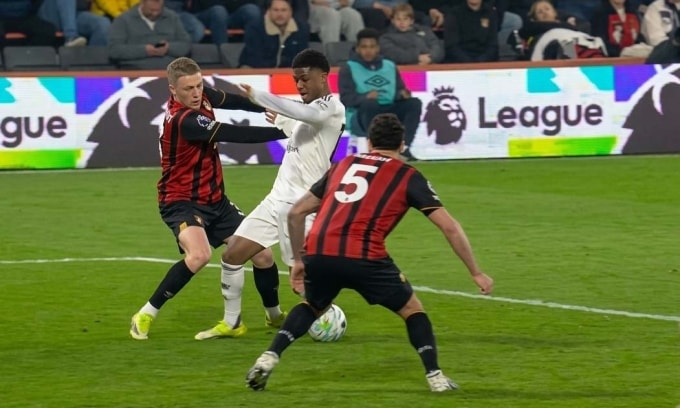 Tình huống Amad Diallo (áo trắng) bị Adrien Truffert (trái) đẩy ngã trong cấm địa, nhưng Man Utd không được hưởng phạt đền, trận hòa Bournemouth 2-2 ở vòng 31 Ngoại hạng Anh trên sân Vitality, Boscombe, ngoại ô Bournemouth, Dorset, Anh tối 20/3/2026. Ảnh: Sky Sports