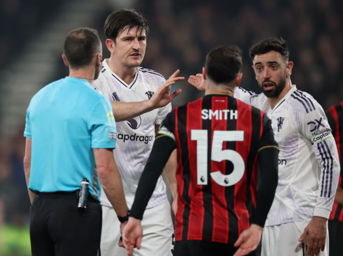 Harry Maguire và Bruno Fernandes phản ứng với trọng tài sau khi trung vệ người Anh nhận thẻ đỏ. Ảnh: Reuters
