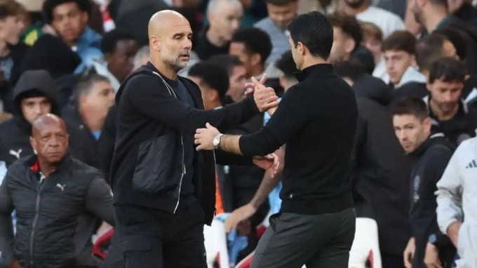 Guardiola (trái) bắt tay Arteta sau trận Arsenal 1-1 Man City ở vòng năm Ngoại hạng Anh hôm 21/9 năm ngoái. Ảnh: PA