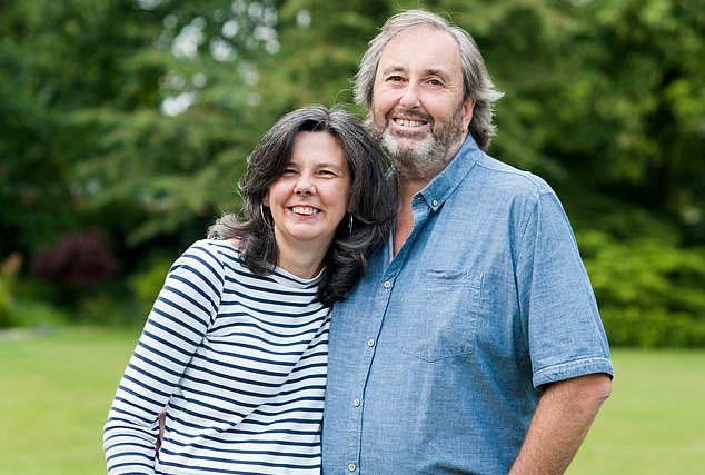 Ian Stewart (phải) bên người vợ thứ hai, Helen Bailey. Ảnh: SWNS