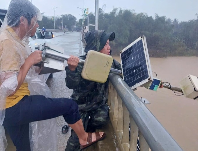 Quan trắc viên Đài KTTV Trung Bộ tác nghiệp trong mưa lũ tháng 11/2025. Ảnh: Cục KTTV