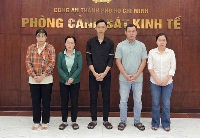 Kiều Hoàng Nhã (thừ 2 từ phải sang) cùng những nghi can khác. Ảnh: Công an TP HCM