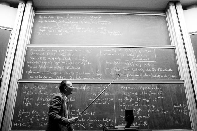 Gerd Faltings trong một bài giảng. Ảnh: IHES