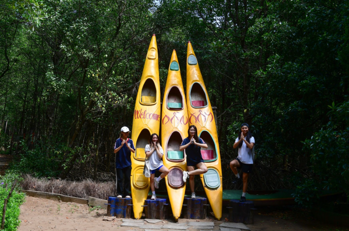 Khách du lịch tham gia hoạt động gắn với thiên nhiên tại Cần Giờ (TP HCM). Ảnh: Thanh Tùng