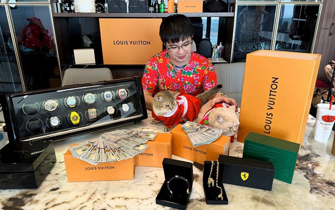 Mr Pips luôn khoe cuộc sống giàu sang trên mạng. Ảnh: FBNV