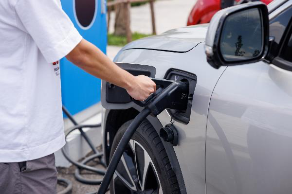 Với trụ công suất 150 kWh, chủ xe có thể rút ngắn thời gian sạc. Ảnh: Tuấn Vũ