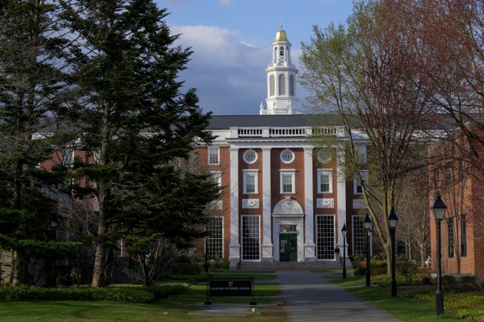 Khuôn viên Trường Kinh doanh Đại học Harvard ở Cambridge, bang Massachusetts hồi tháng 4/2025. Ảnh: Reuters