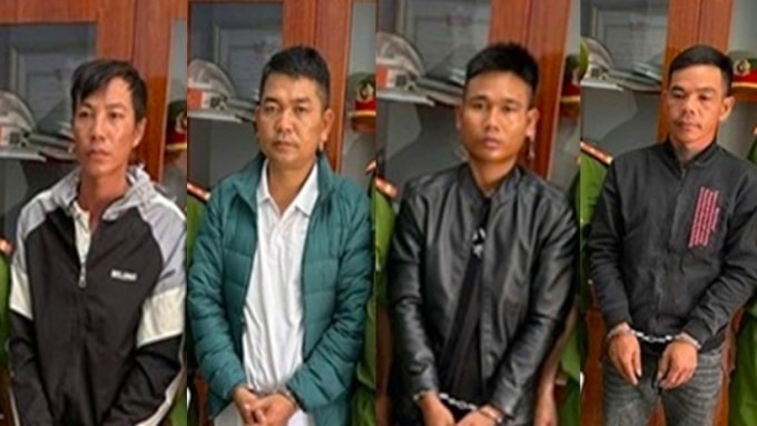 Bốn bị can bị Công an xã Đông Giang thi hành lệnh bắt tạm giam, ngày 20/3. Ảnh: Chi Yêng