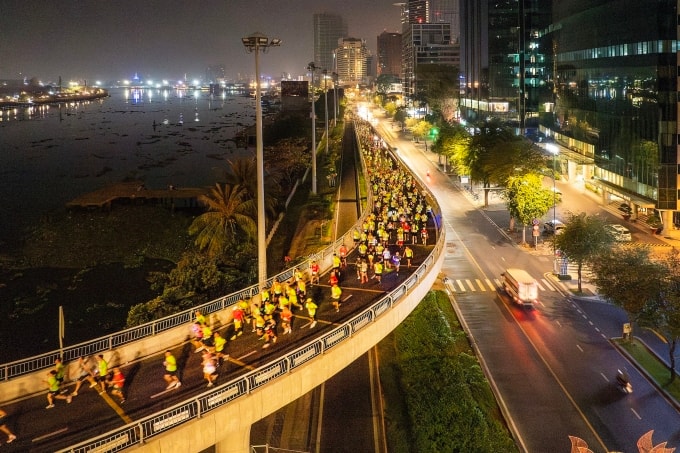 VĐV dự giải chạy đêm TP HCM năm ngoái. Ảnh: VnExpress Marathon