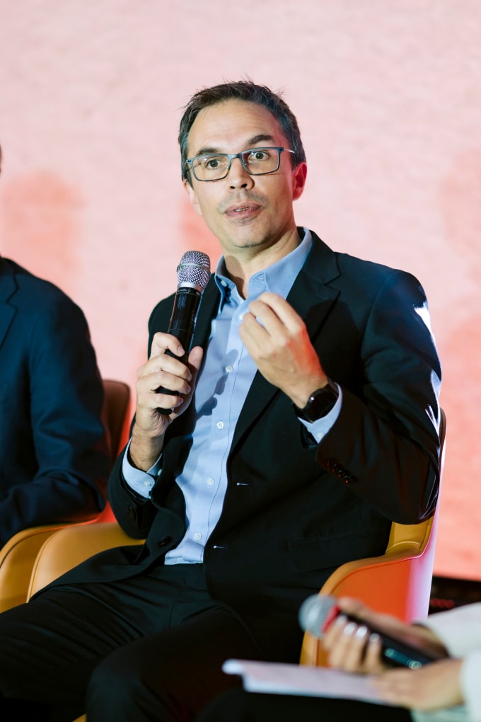 Ông Ian Ralph - Chủ nhiệm Quy hoạch SOM phân tích về định hướng phát triển không gian và tính kết nối mở cho toàn bộ khu vực. Ảnh: SJ Group