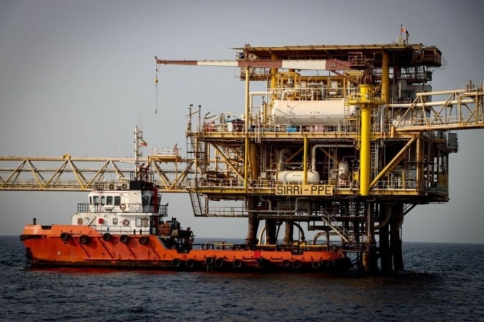 Một tàu neo đậu cạnh giàn khoan dầu ngoài khơi thành phố Ilam của Iran tại vịnh Ba Tư tháng 9/2025. Ảnh: Iranintl