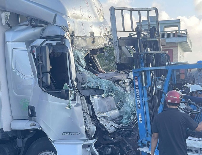 Cabin xe tải bị biến dạng sau tai nạn, hai tài xế và phụ xe mắc kẹt bên trong. Ảnh: Nguyệt Nhi