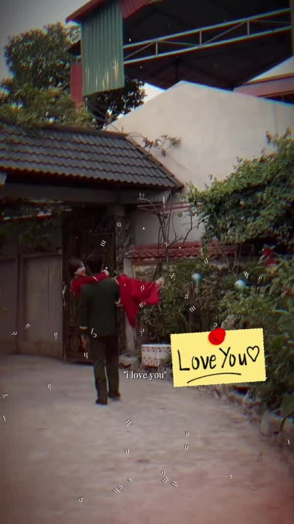 Bạn trai Hòa Minzy nhắc bổng ca sĩ bằng một tay