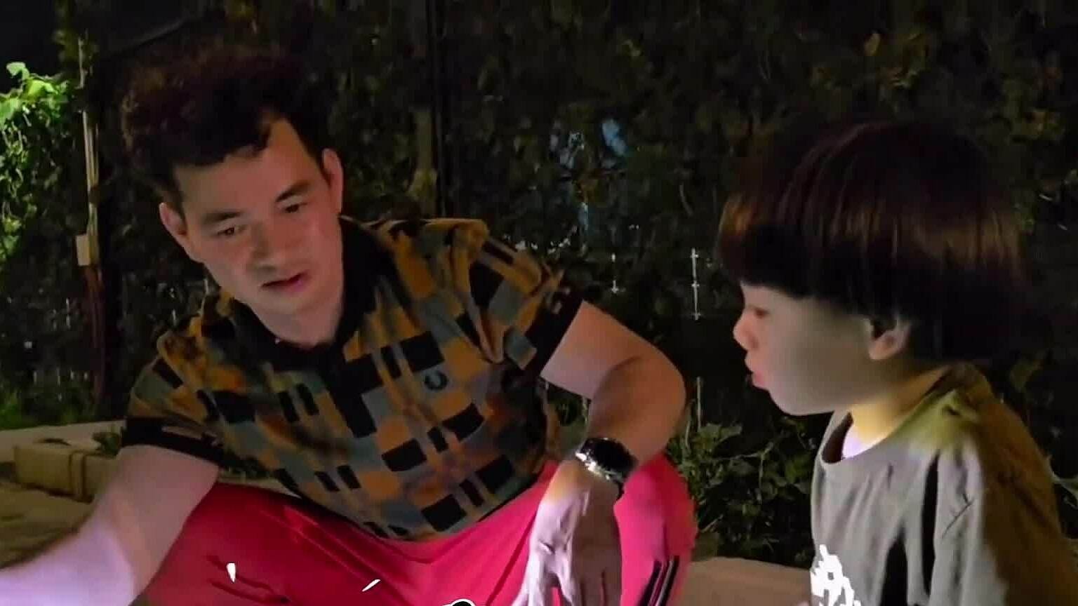 Xuân Bắc bắt sâu cùng con trai