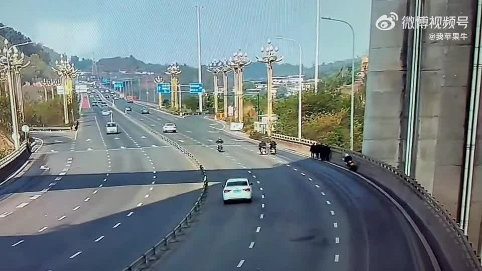 Xe máy đâm trúng nhóm người đi bộ trên cầu, một người tử vong