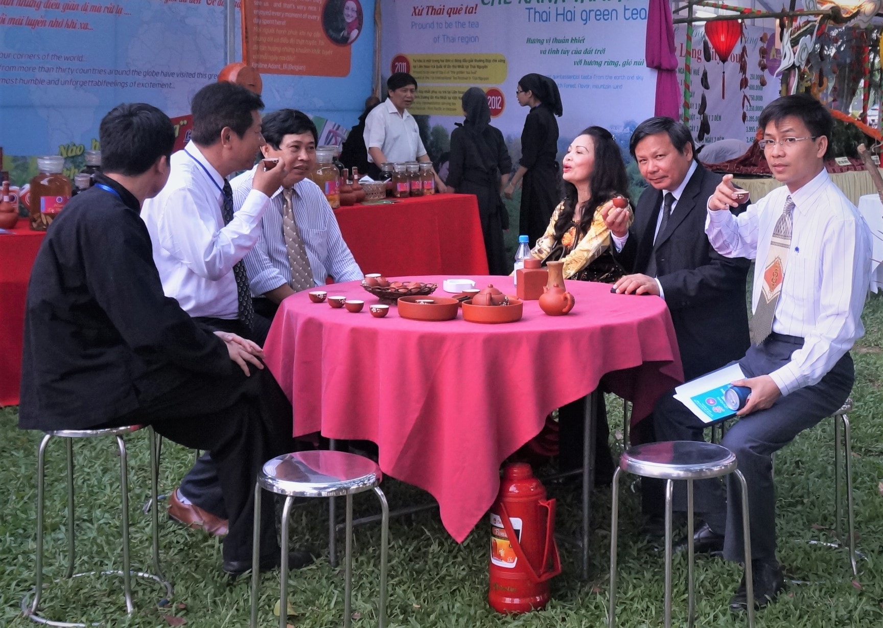 Về Huế thương thưởng thức trà cung đình - Ảnh 3.