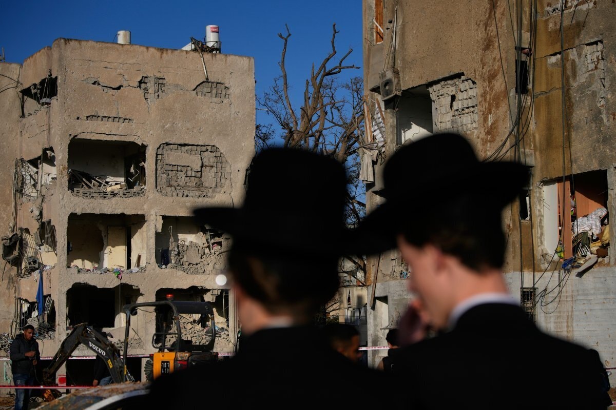 Hiện trường tan hoang sau loạt tên lửa Iran dội xuống gần cơ sở hạt nhân Israel - 4