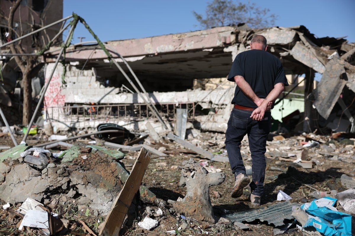 Hiện trường tan hoang sau loạt tên lửa Iran dội xuống gần cơ sở hạt nhân Israel - 5