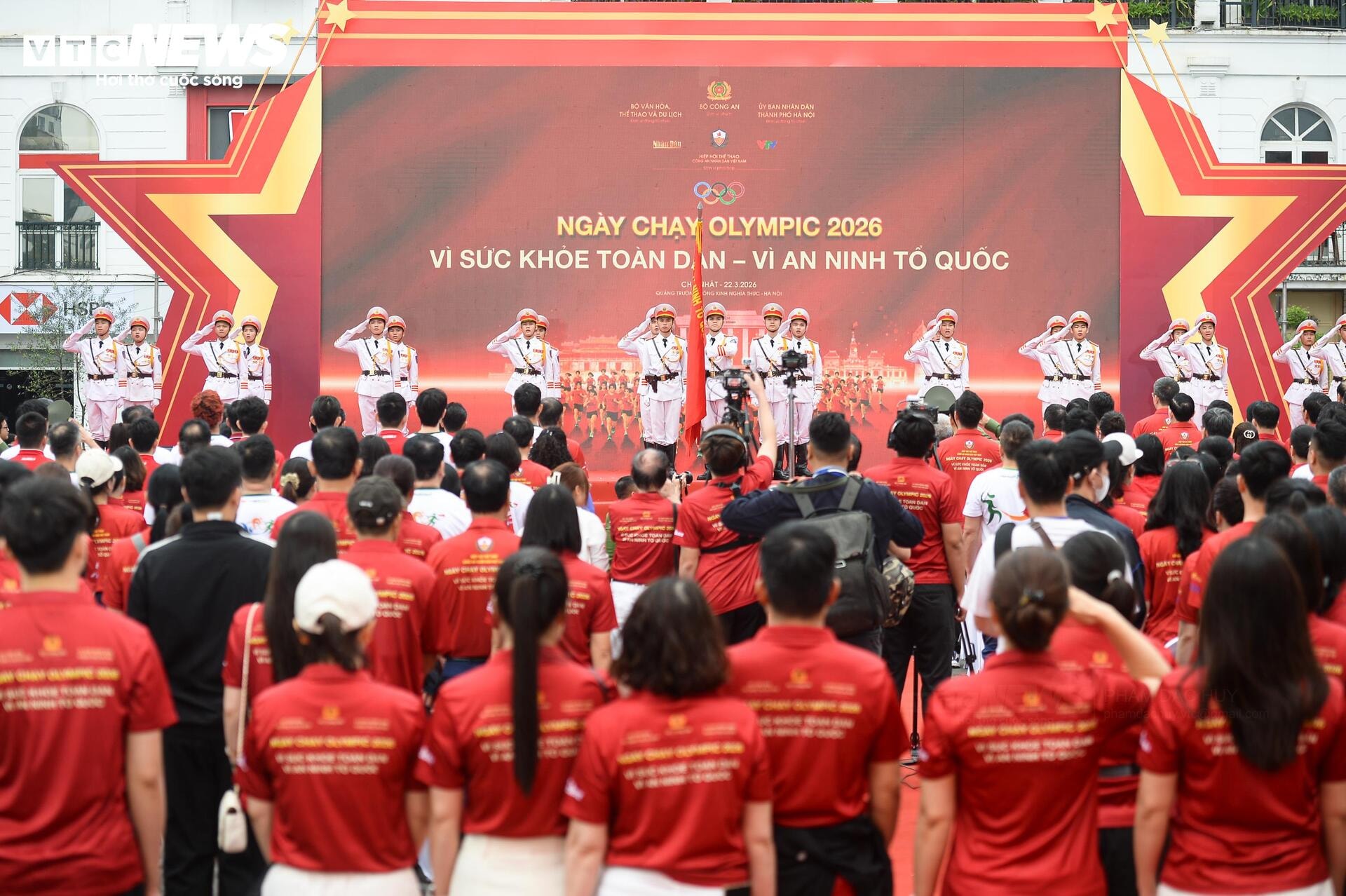 Biển người phủ kín bờ hồ Hoàn Kiếm hưởng ứng Ngày chạy Olympic 2026 - 1