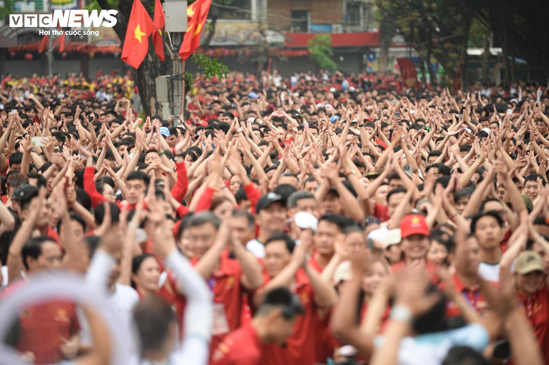 Biển người phủ kín bờ hồ Hoàn Kiếm hưởng ứng Ngày chạy Olympic 2026 - 14